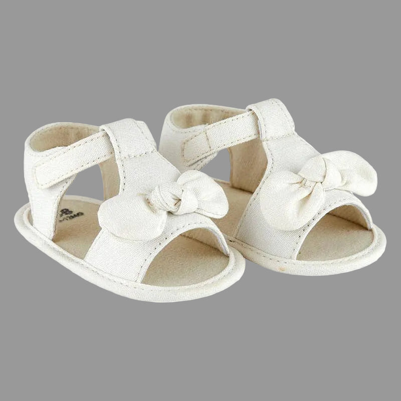 White baby sandals with bow details