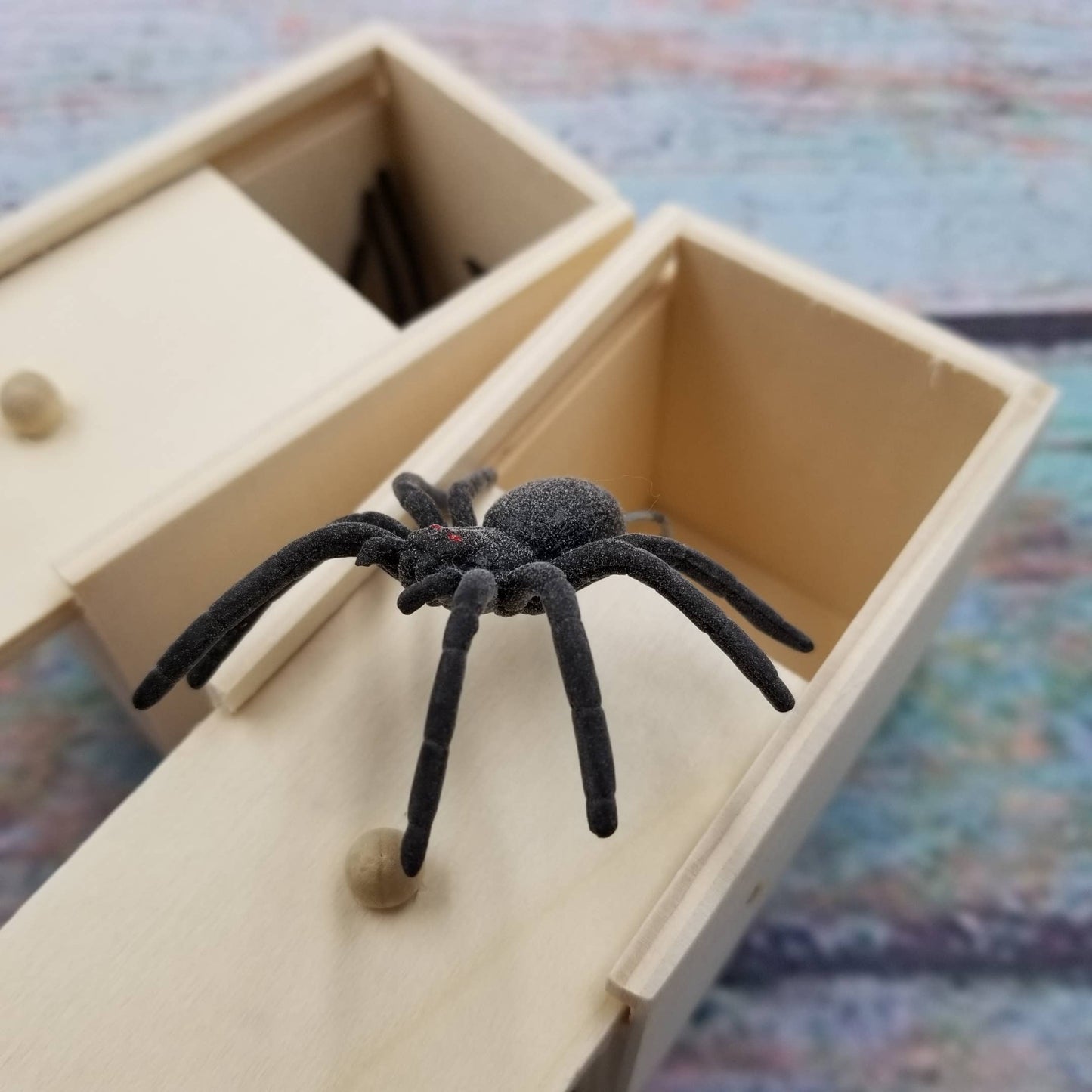 Caja de madera de juguete con forma de araña