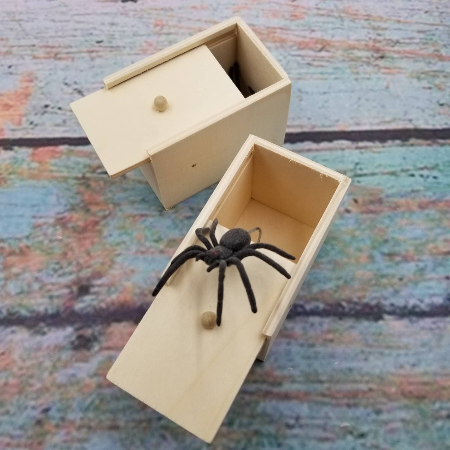 Caja de madera de juguete con forma de araña