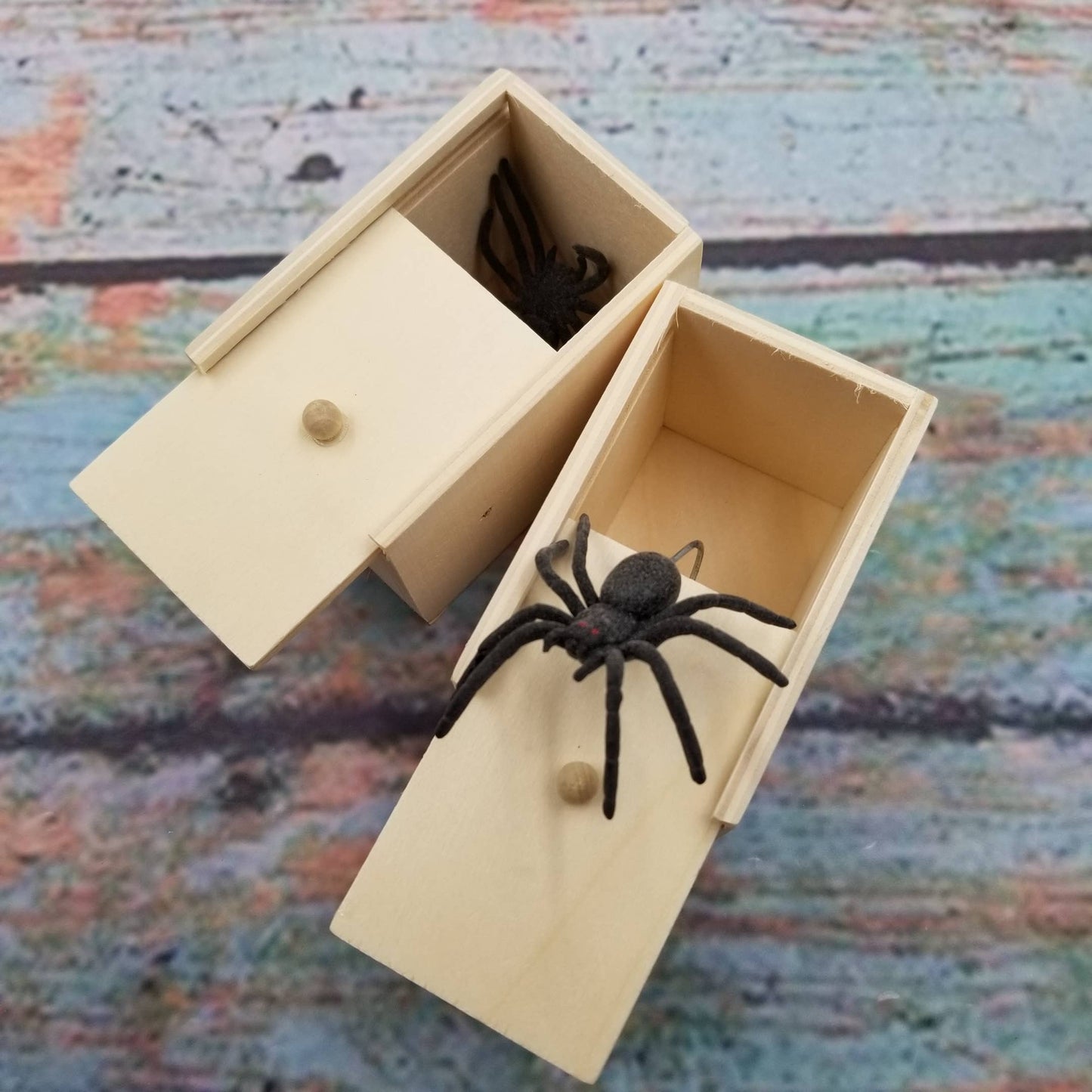 Caja de madera de juguete con forma de araña